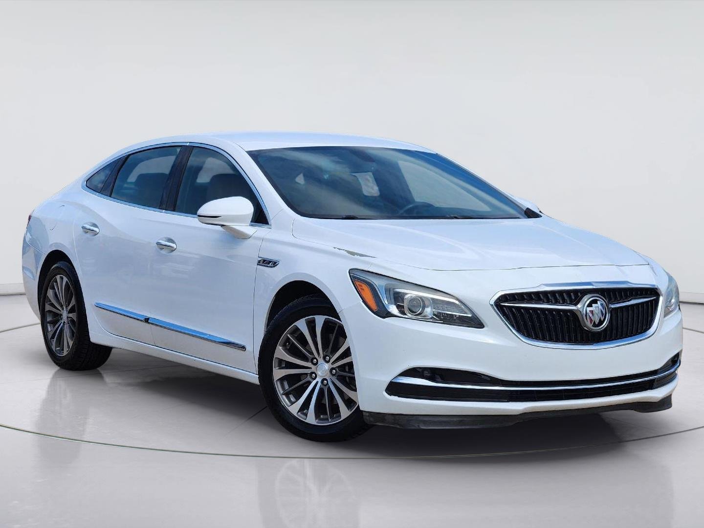 Used 2018 Summit White Buick Essence image 1