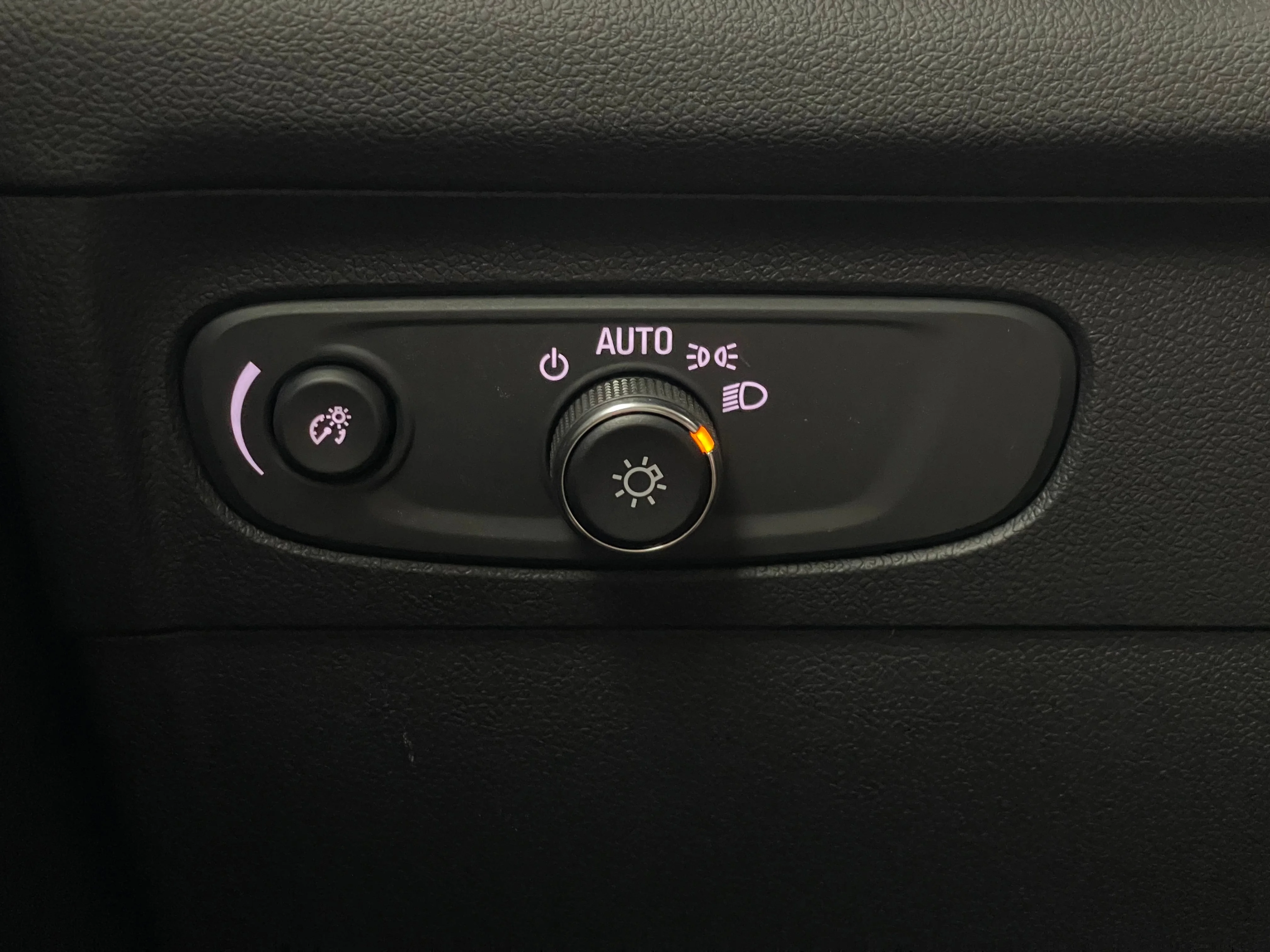 Used 2023 CINNABAR METALLIC Buick Preferred image 22