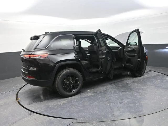New 2026 Diamond Black Crystal Pearl-Coat Exterior Paint Jeep Altitude image 36