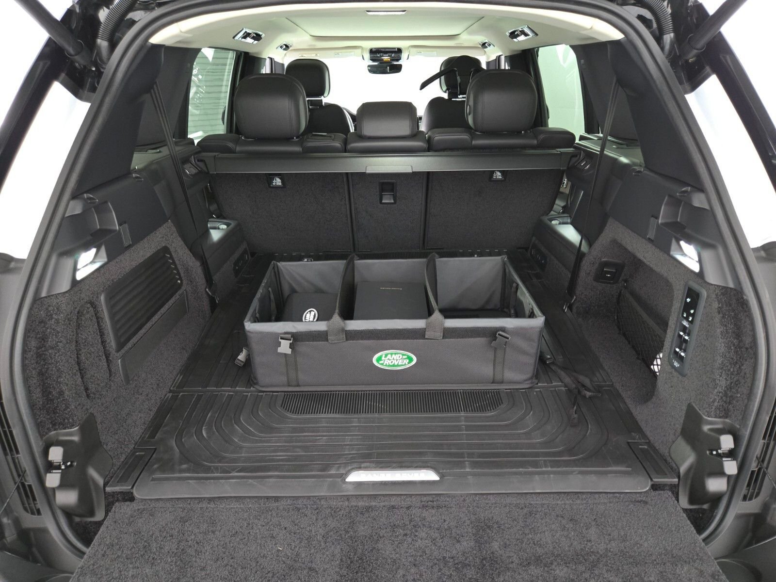 New 2026 Fuji White Land Rover SE image 15