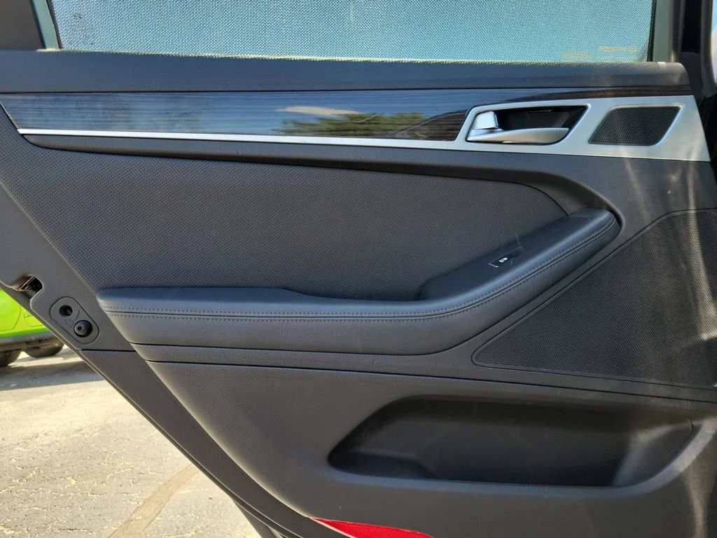 Used 2015 Black Hyundai 3.8 image 7