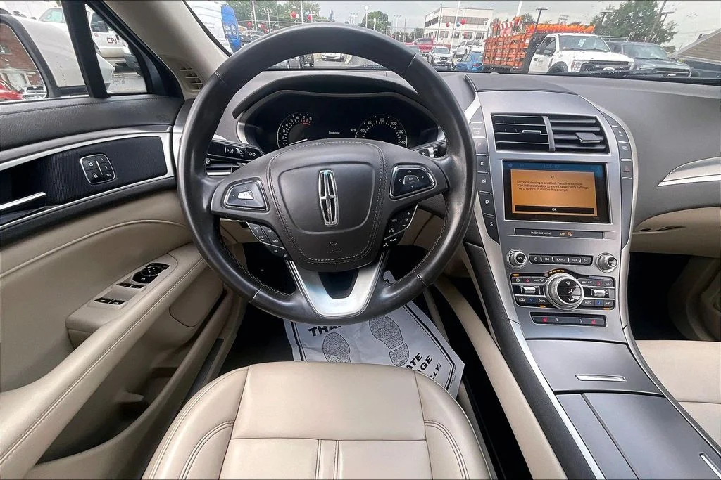 Used 2019 White Lincoln Standard image 4
