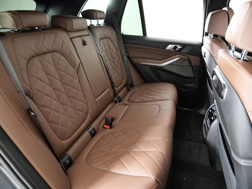 Used 2026 Skyscraper Grey Metallic BMW xDrive40i image 28
