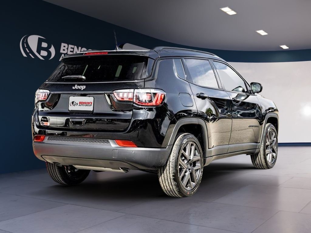 New 2026 Diamond Black Crystal Pearl-Coat Exterior Paint Jeep Limited image 4