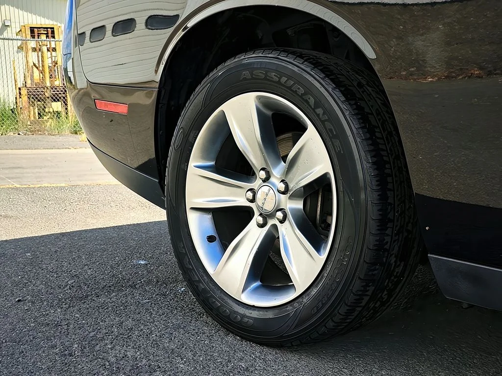 Used 2016 Pitch Black Clearcoat Dodge SXT image 10