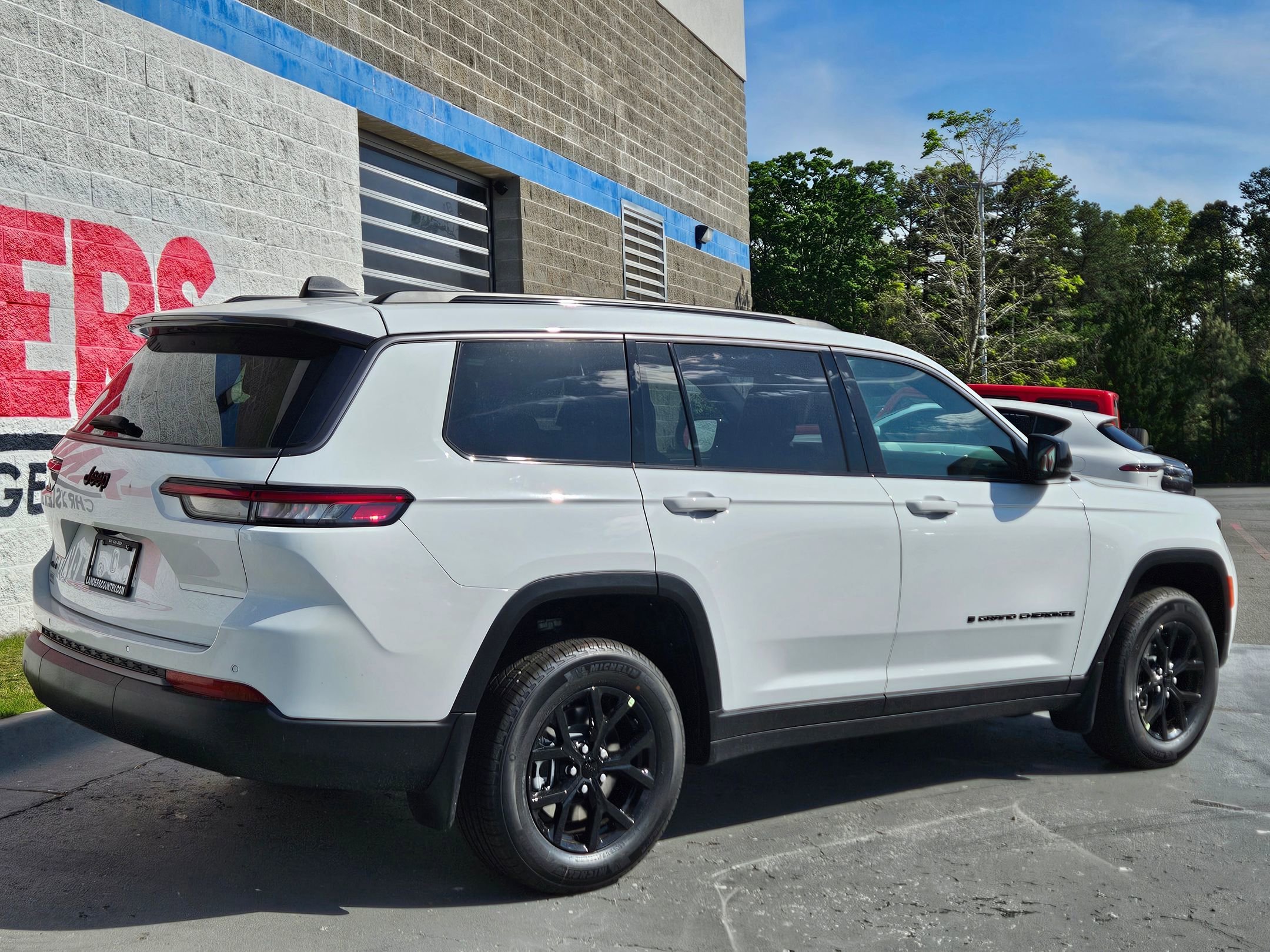 New 2026 Bright White Clear-Coat Exterior Paint Jeep Laredo Altitude image 7