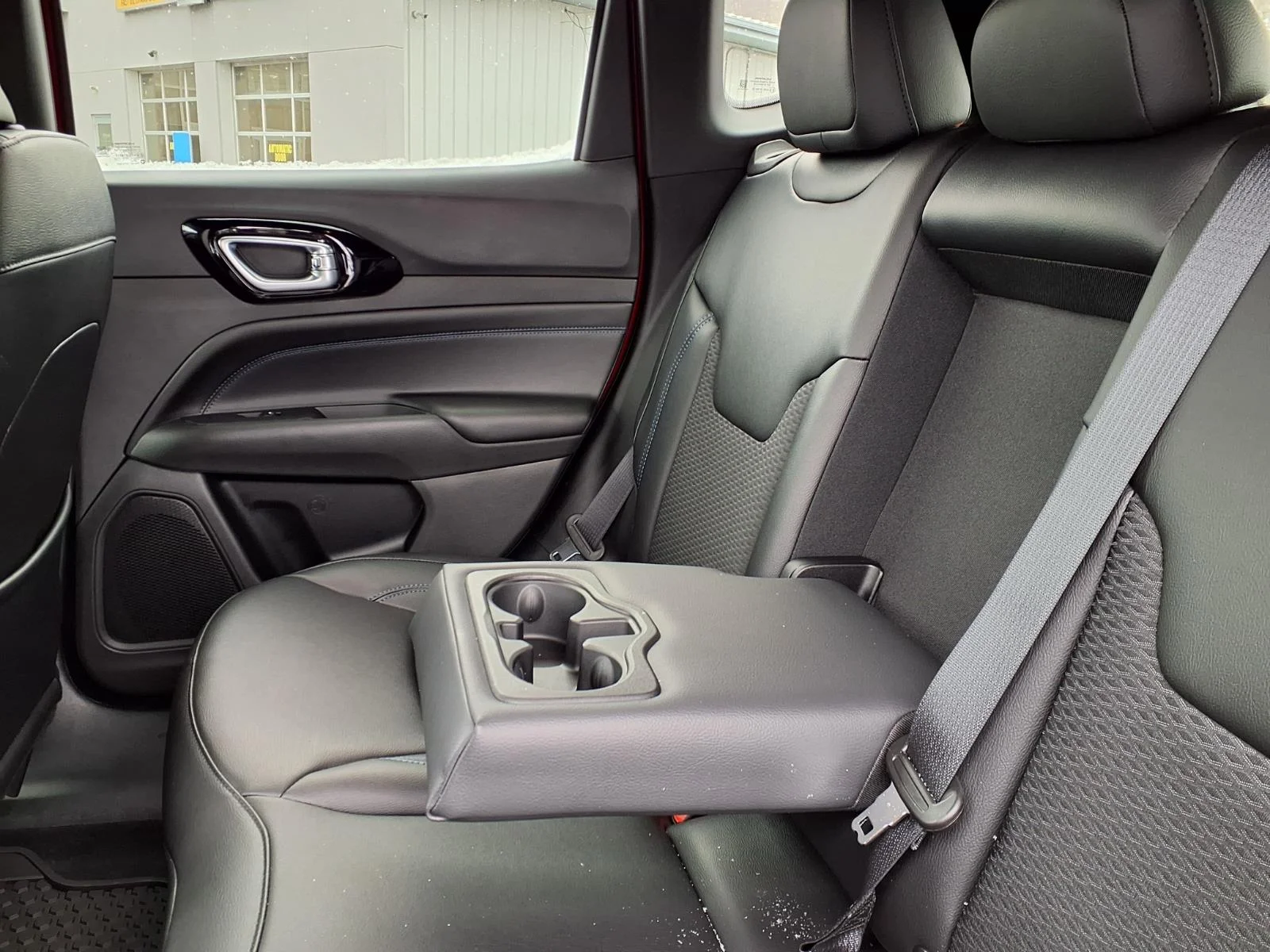 New 2026 Red Hot Pearl-Coat Exterior Paint Jeep Latitude image 7