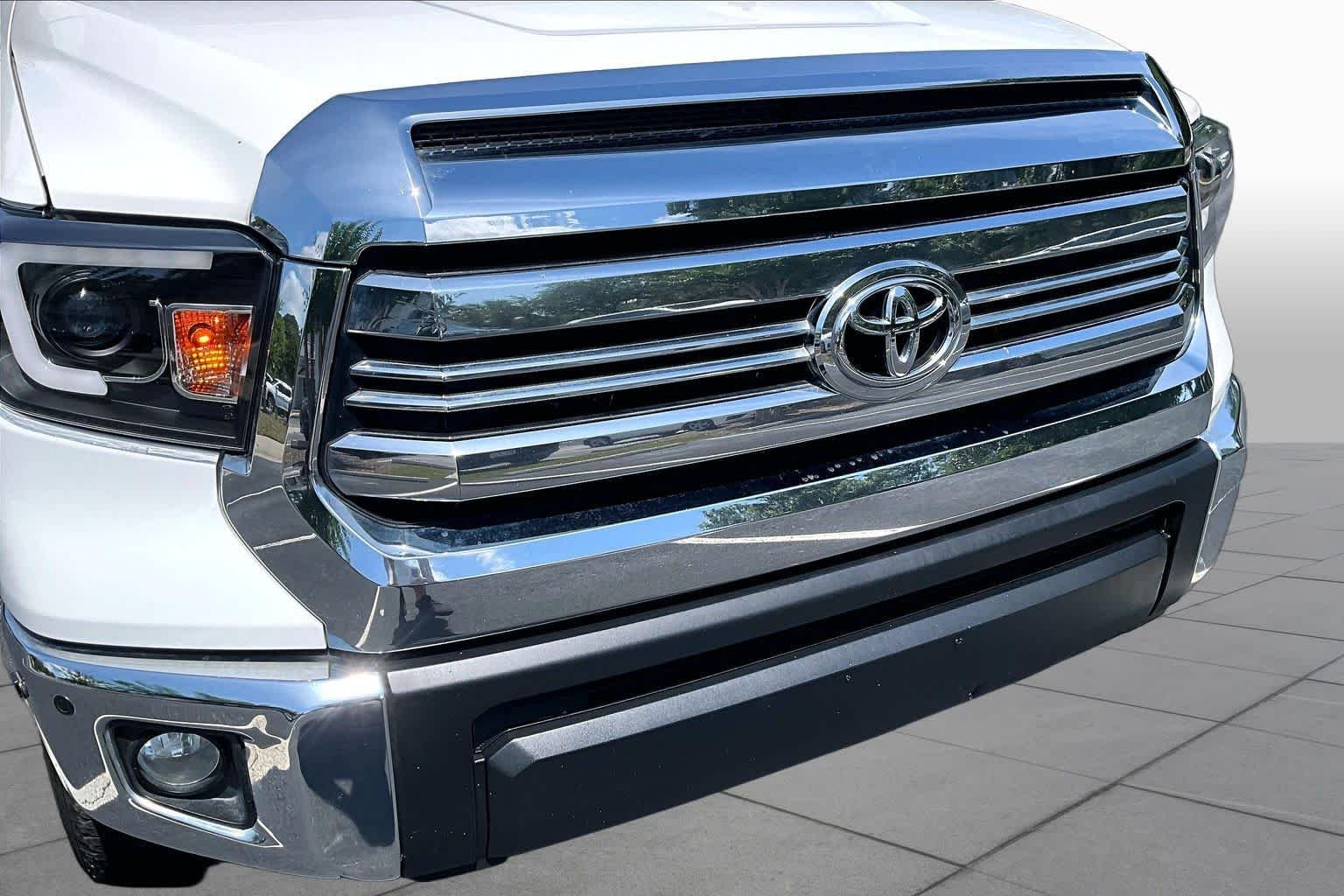 Used 2017 Super White Toyota SR5 image 29