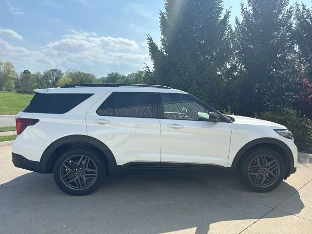 New 2026 Star White Metallic Tri-Coat Ford ST-Line image 5