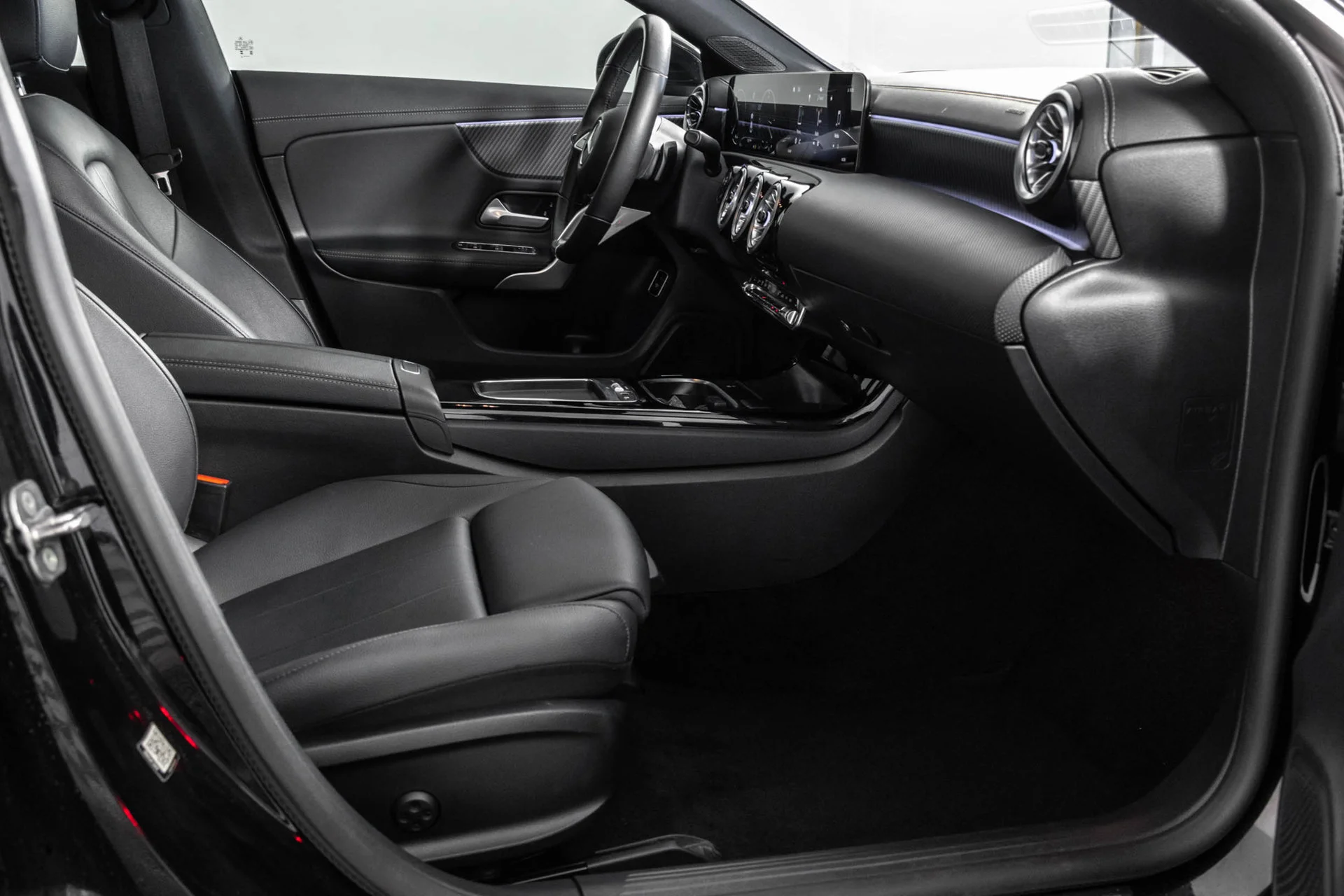 Used 2025 Black Mercedes-Benz 4MATIC® image 40