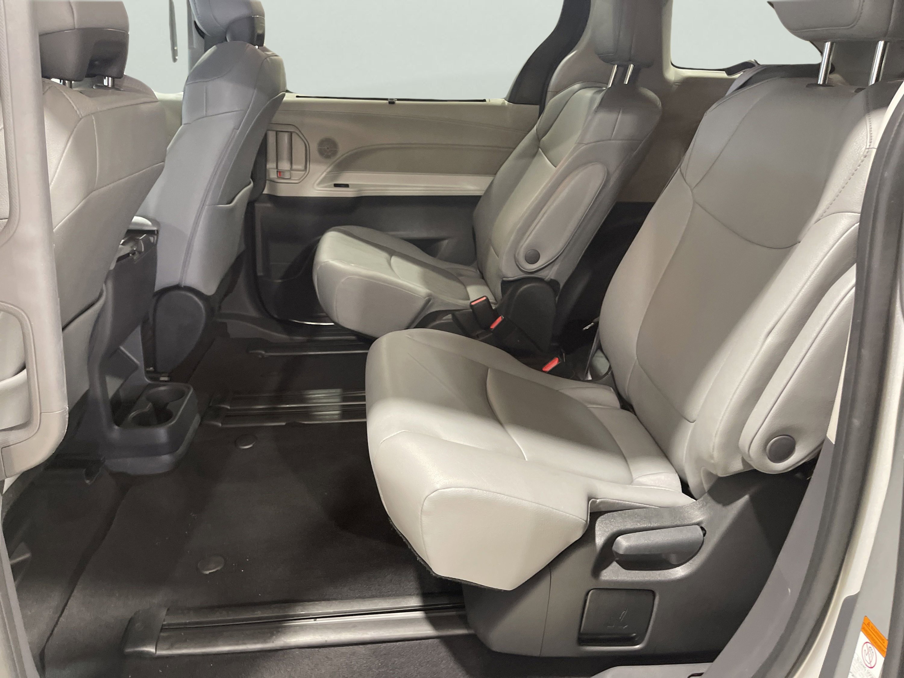 2024 Toyota Sienna XLE - Photo 13