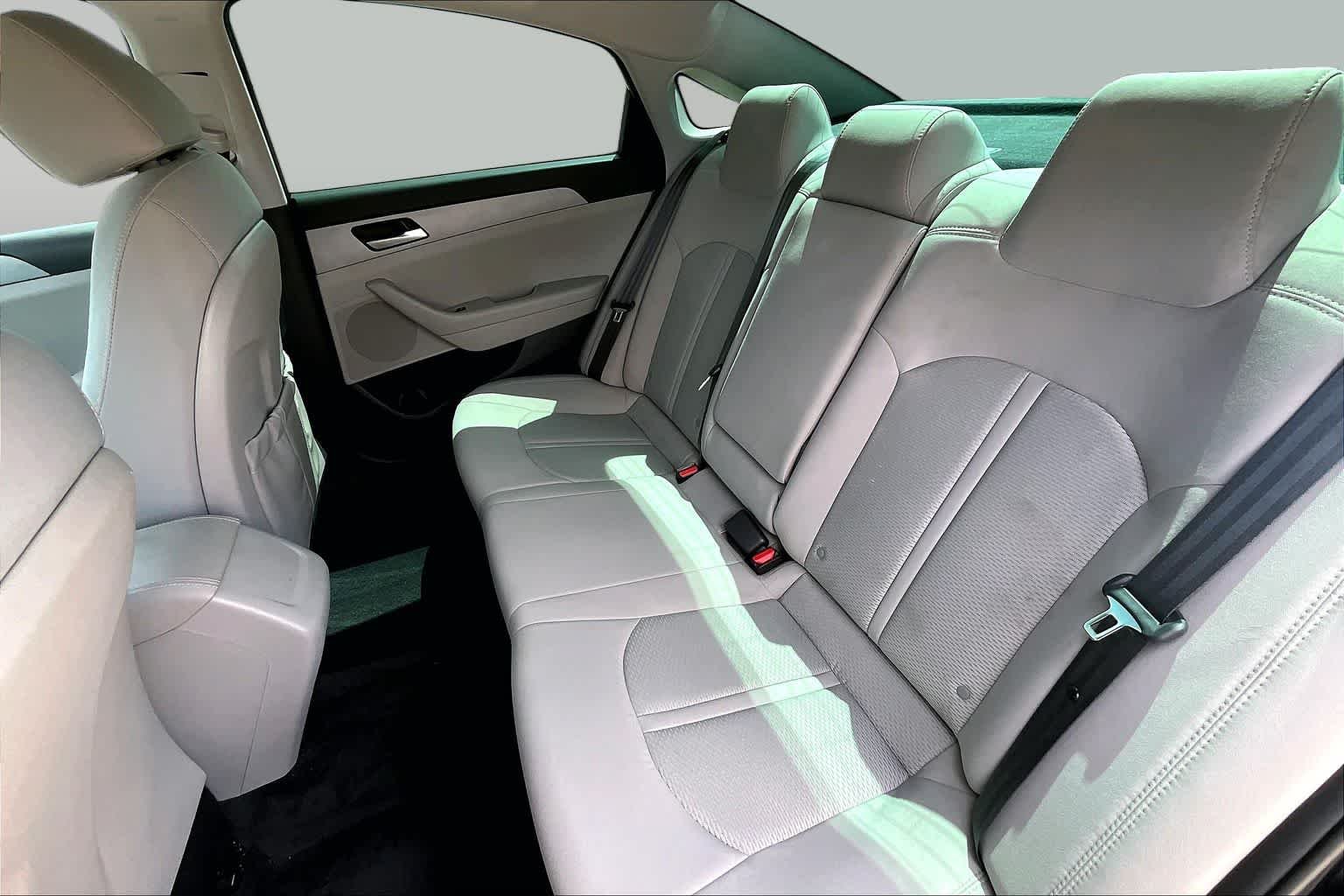 Used 2019 Phantom Black Hyundai SE image 19