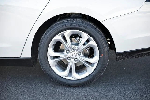 New 2026 Platinum White Honda LX image 5