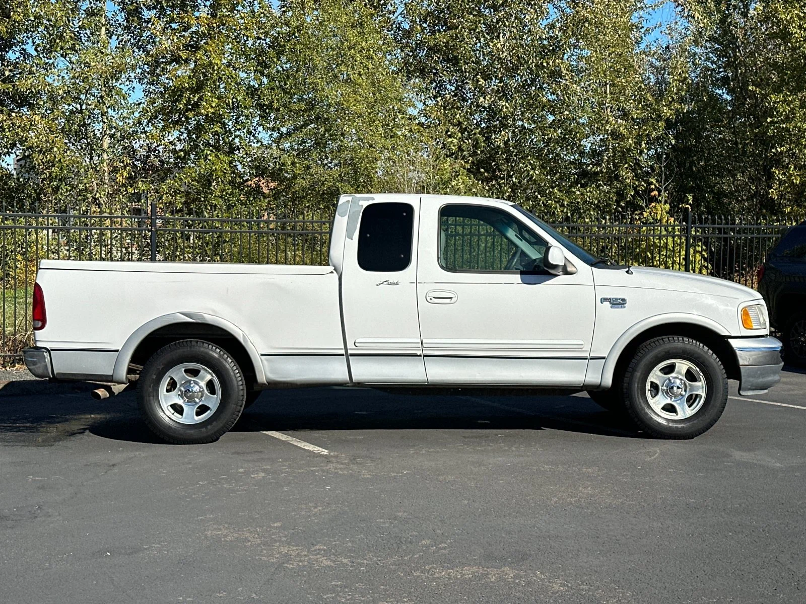 Used 1999 White Ford XLT image 3