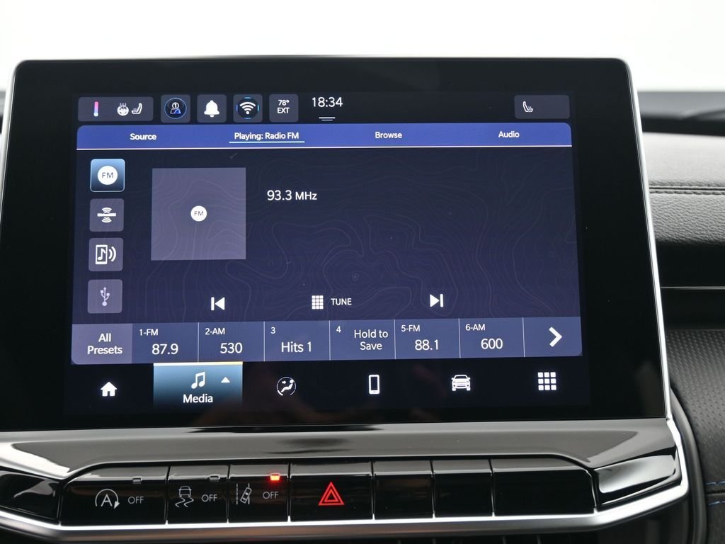 New 2026 Bright White Clearcoat Jeep Latitude image 4
