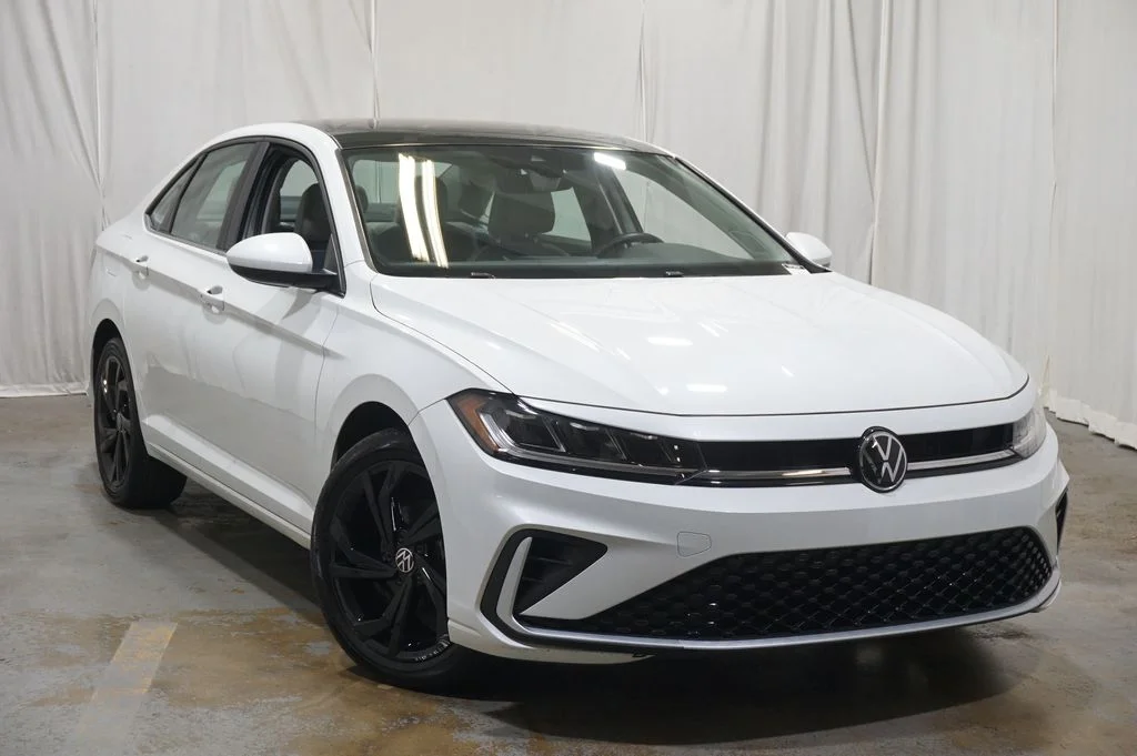 Certified Used 2025 White Volkswagen 1.5T SE image 4