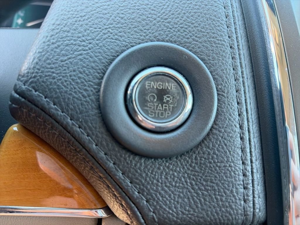 Used 2013 White Lincoln Base image 23