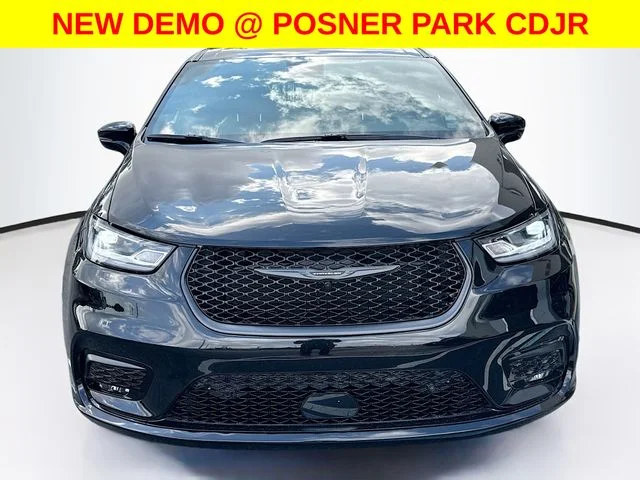 New 2026 Diamond Black Crystal Pearl-Coat Exterior Paint Chrysler Limited image 2