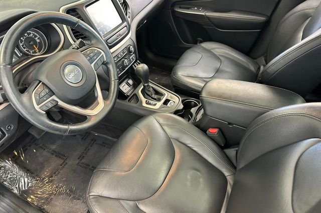 Used 2016 Silver Jeep Latitude image 11