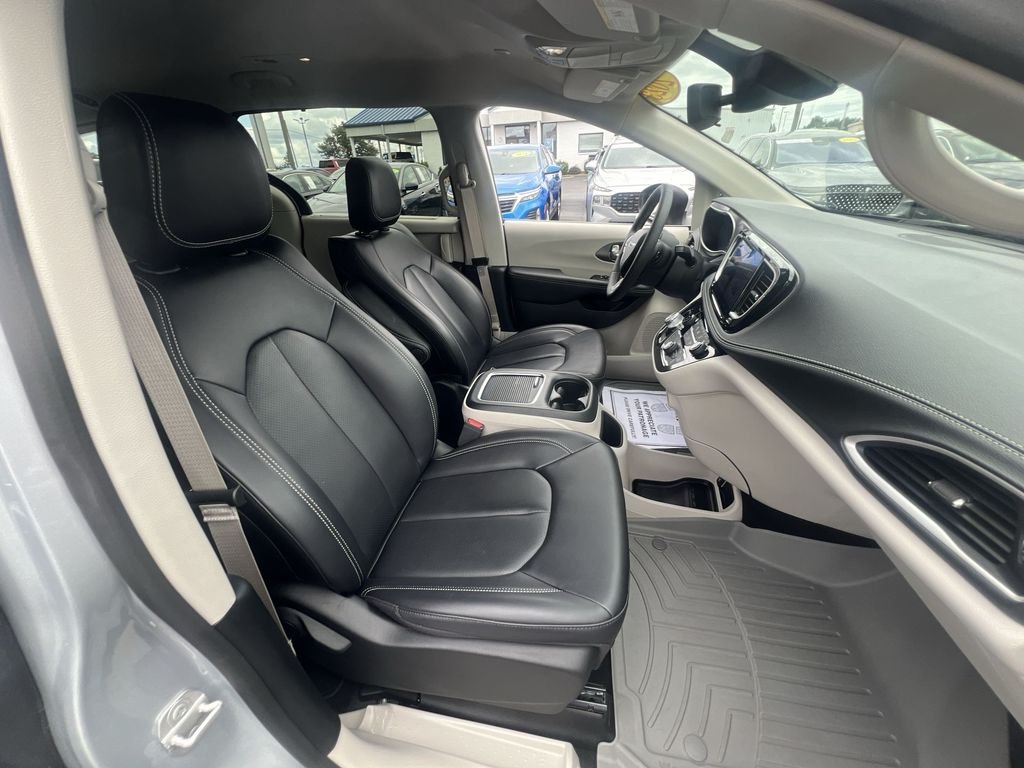 Used 2023 Silver Chrysler Touring L image 30