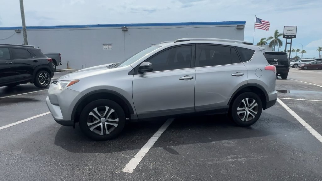 Used 2018 Silver Toyota LE image 5