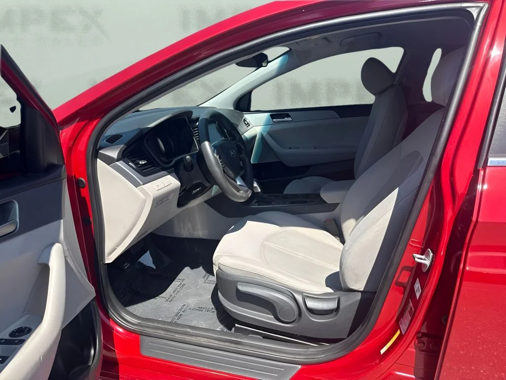 Used 2019 Red Hyundai SE image 9
