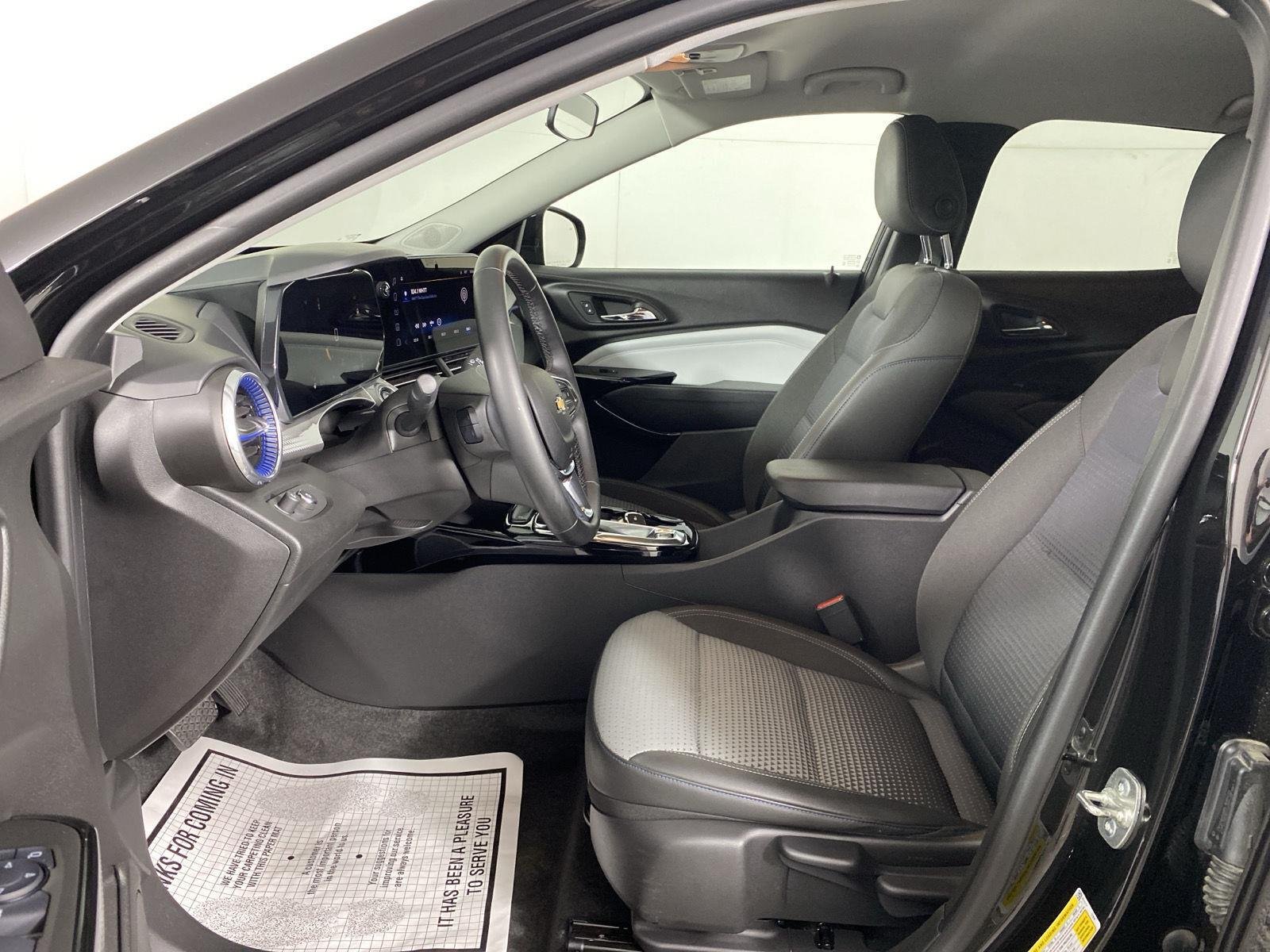 Used 2025 Mosaic Black Metallic Chevrolet LT image 9