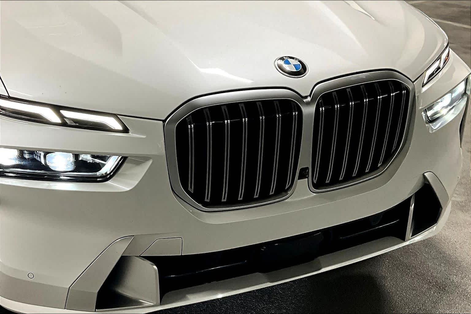 Used 2024 Mineral White Metallic BMW xDrive40i image 28
