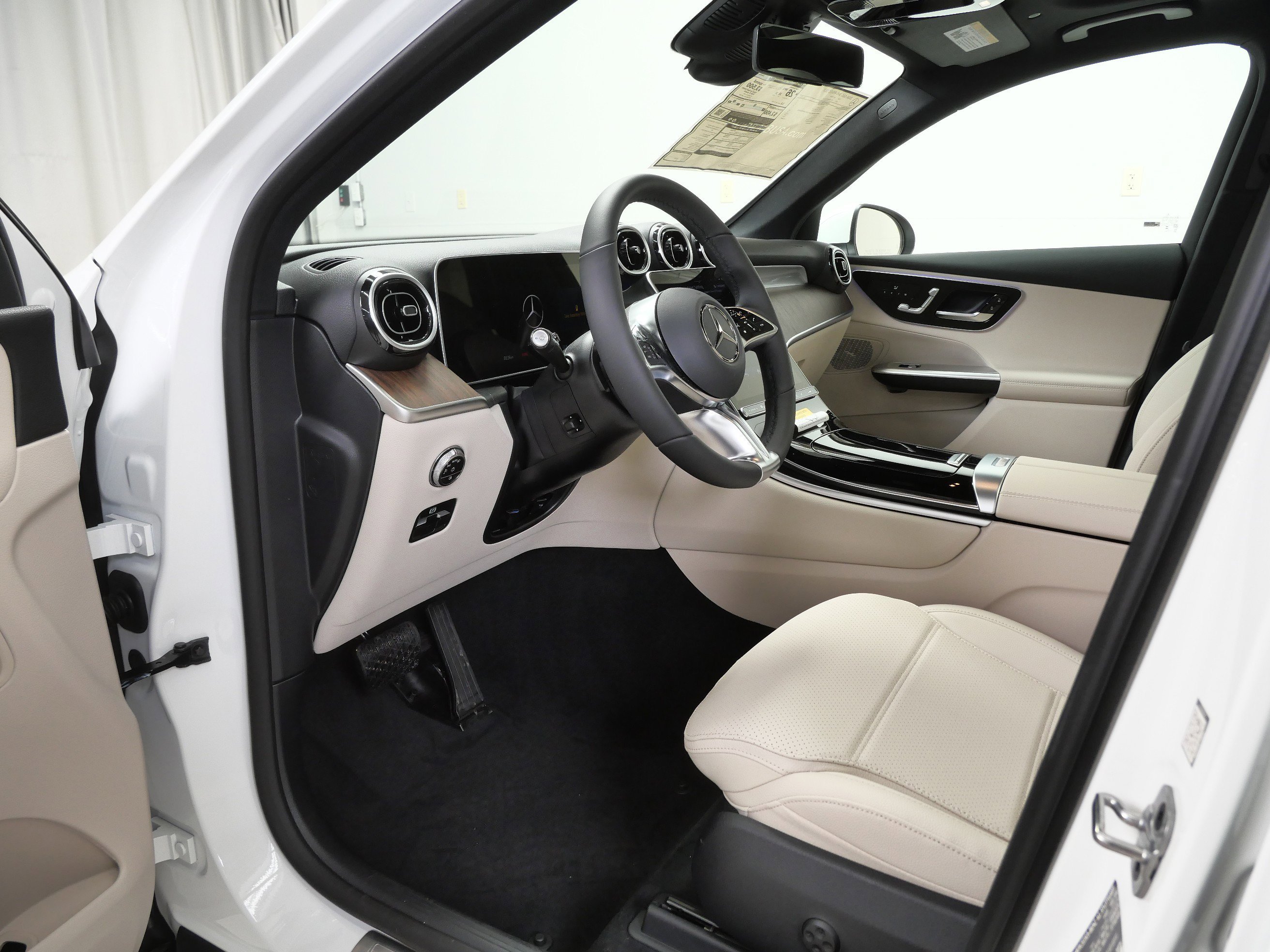 New 2026 Polar White Mercedes-Benz GLC 300 image 7