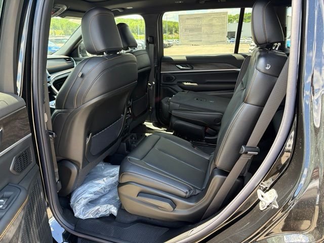 New 2026 Diamond Black Crystal Pearl-Coat Exterior Paint Jeep  image 7