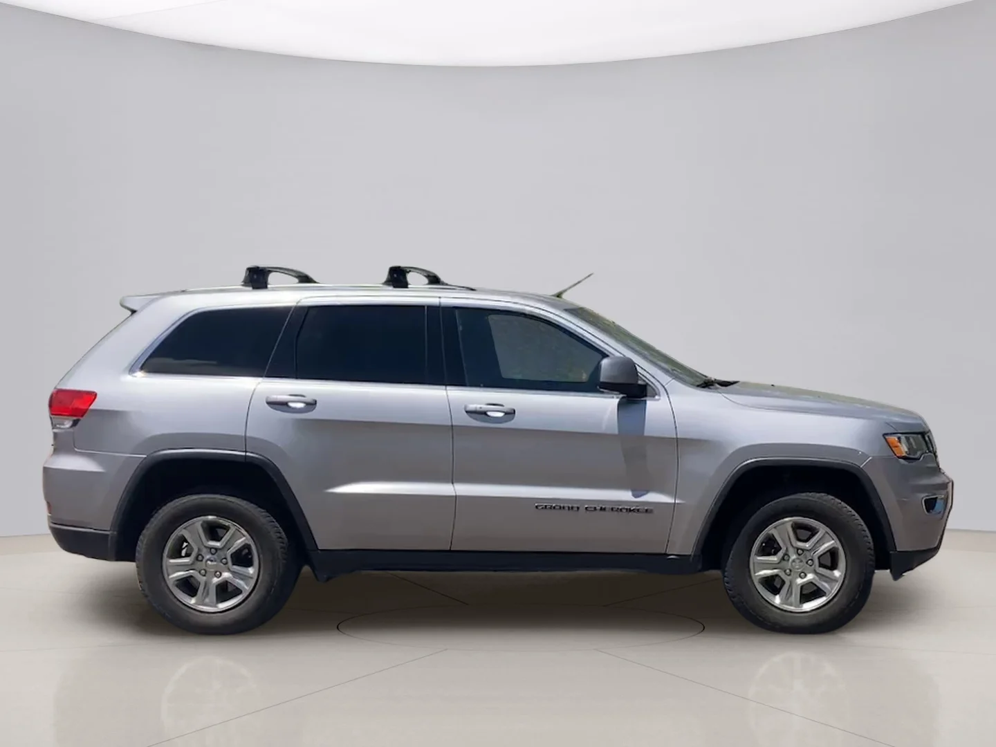 Used 2017 Silver Jeep LAREDO image 4