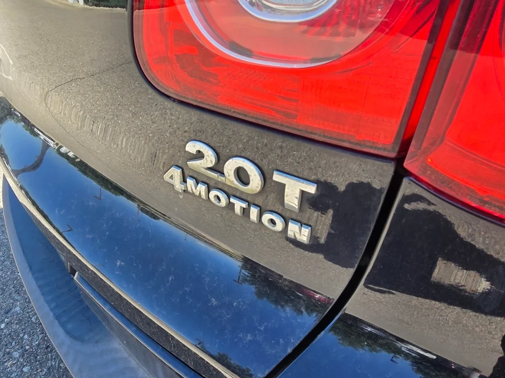 Used 2011 Deep Black Metallic Volkswagen SE 4Motion image 10