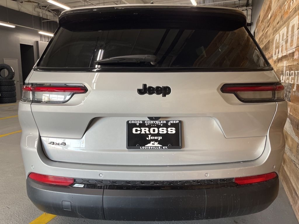 New 2025 Silver Zynith Exterior Paint Jeep Altitude X image 24