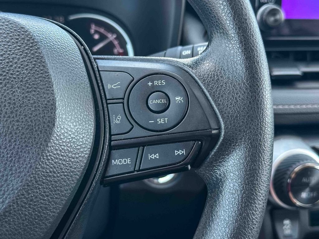 2025 Toyota RAV4 XLE - Photo 27