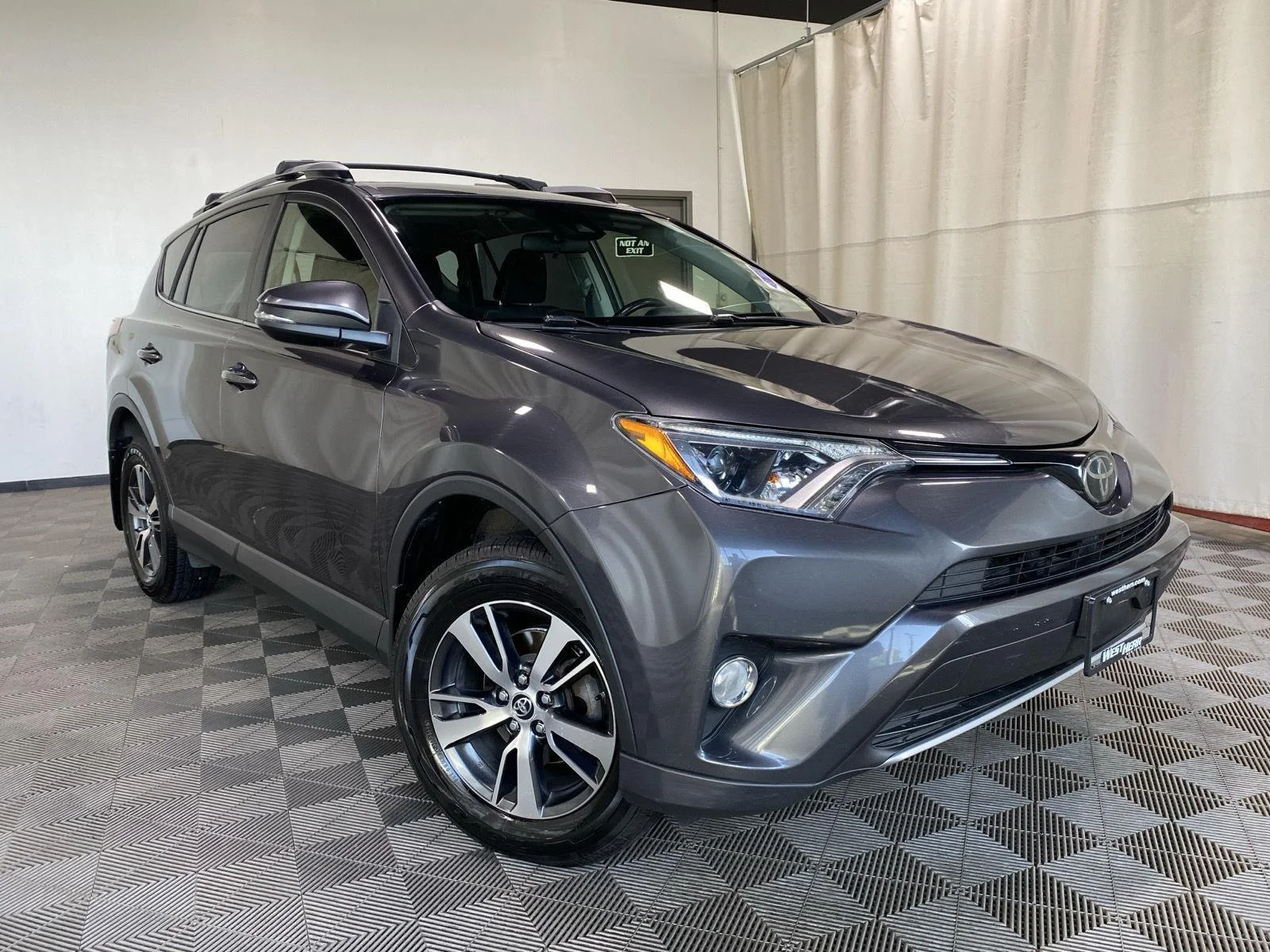 Used 2018 Magnetic Gray Metallic Toyota XLE image 1