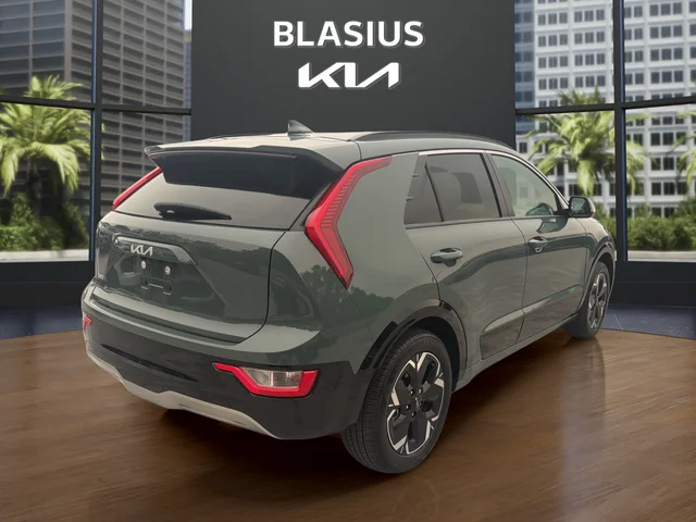 Used 2023 Green Kia Wind image 5
