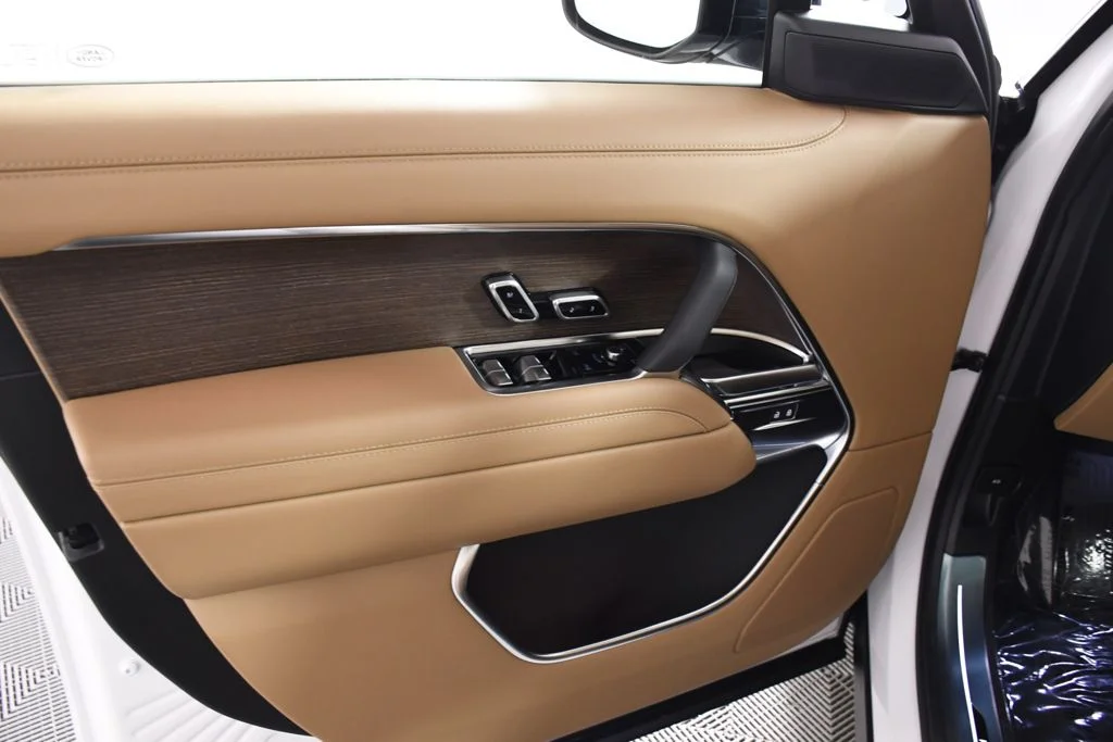 New 2026 Ostuni Pearl Wh Land Rover SE image 14