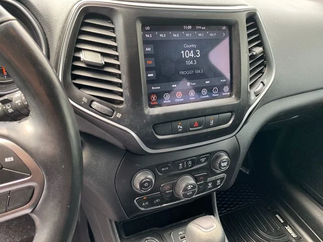 Used 2021 Green Jeep Latitude Lux image 23