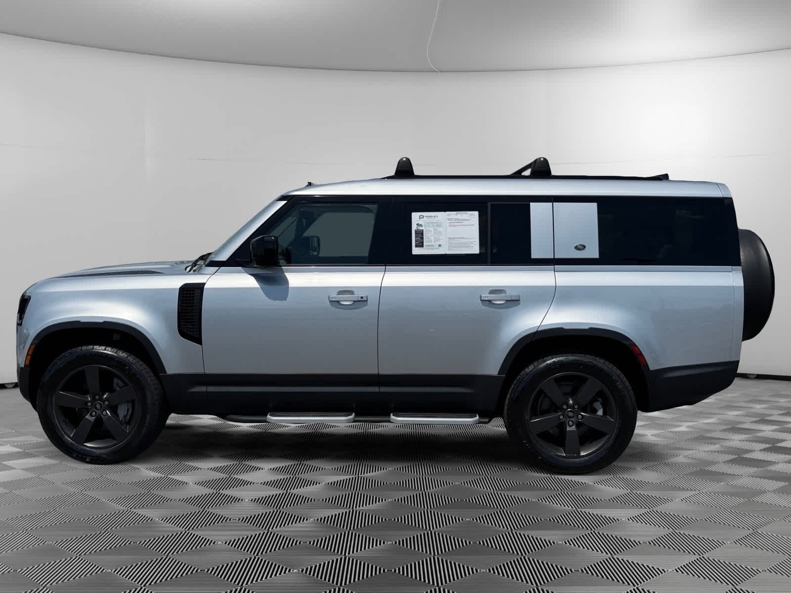 Used 2024 Hakuba Silver Metallic Land Rover S image 2