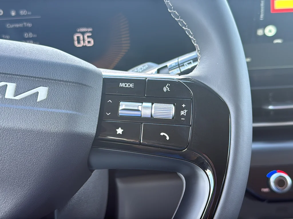 New 2027 Ceramic Silver Kia LXS image 17