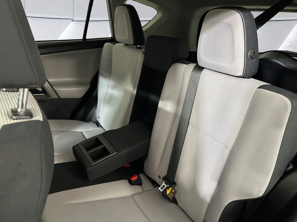 Used 2018 Silver Toyota XLE image 18