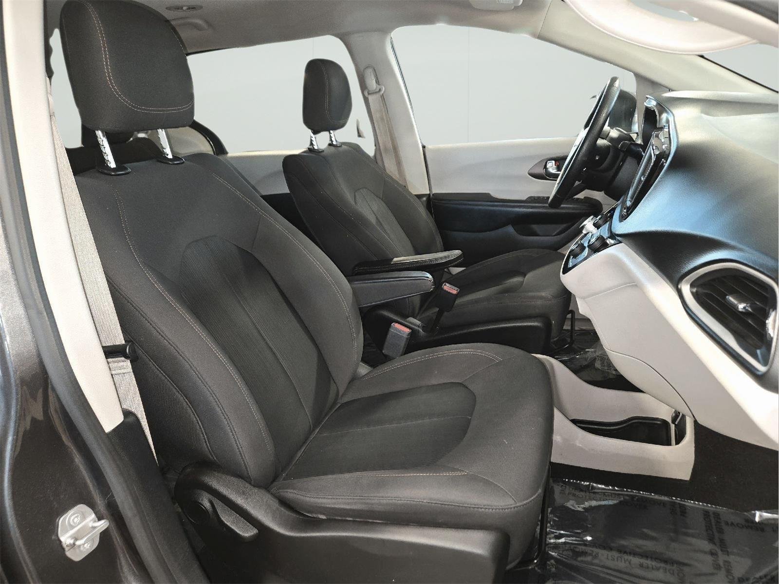 Used 2019 Granite Crystal Metallic Clearcoat Chrysler L image 46