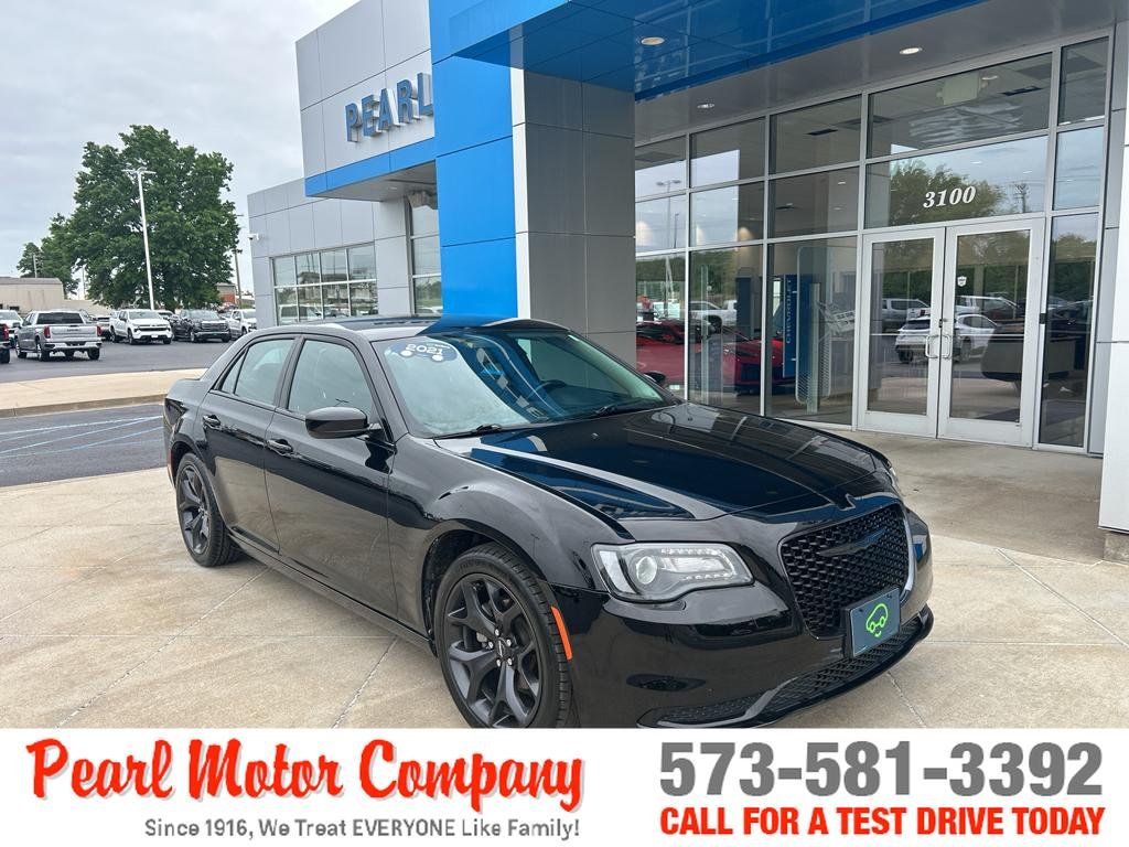 2021 Chrysler 300 Touring's photo