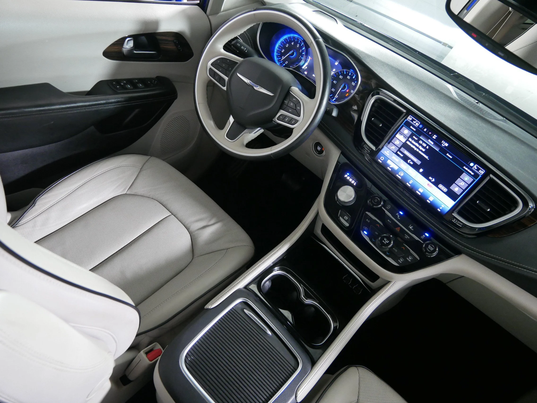 Used 2021 Fathom Blue Pearlcoat Chrysler Limited image 9