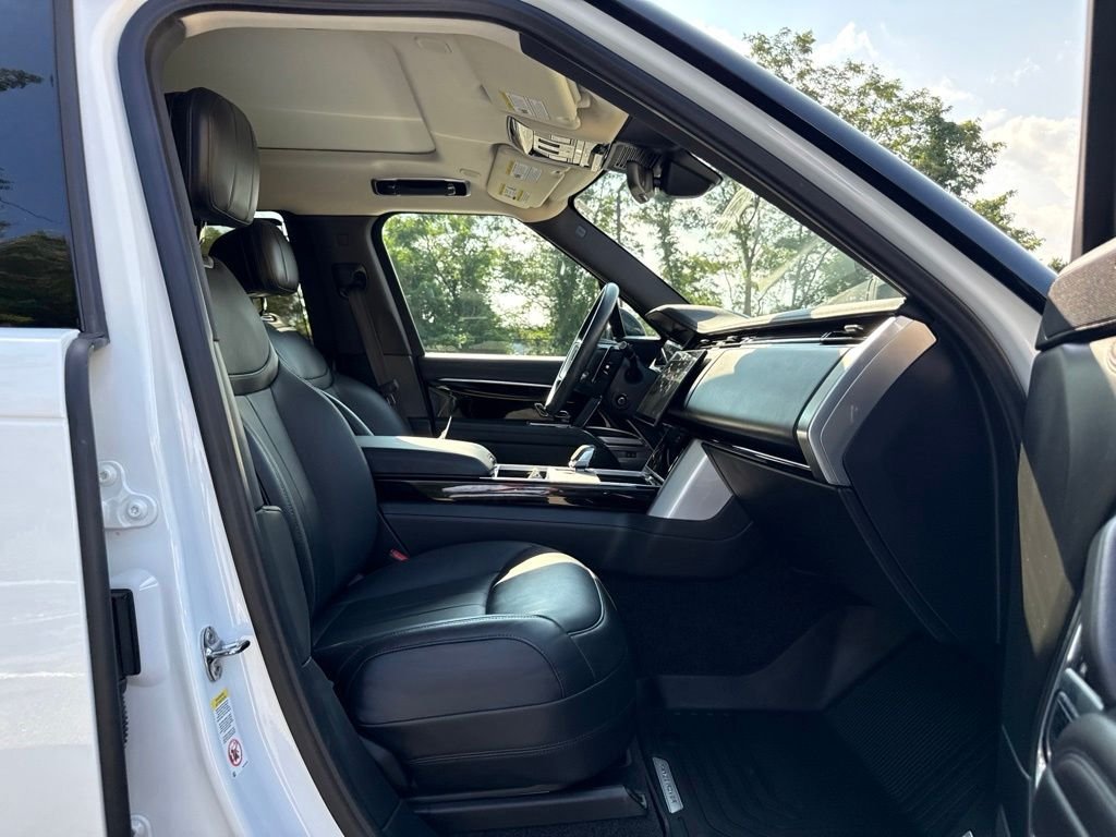 Used 2024 White Land Rover SE image 20
