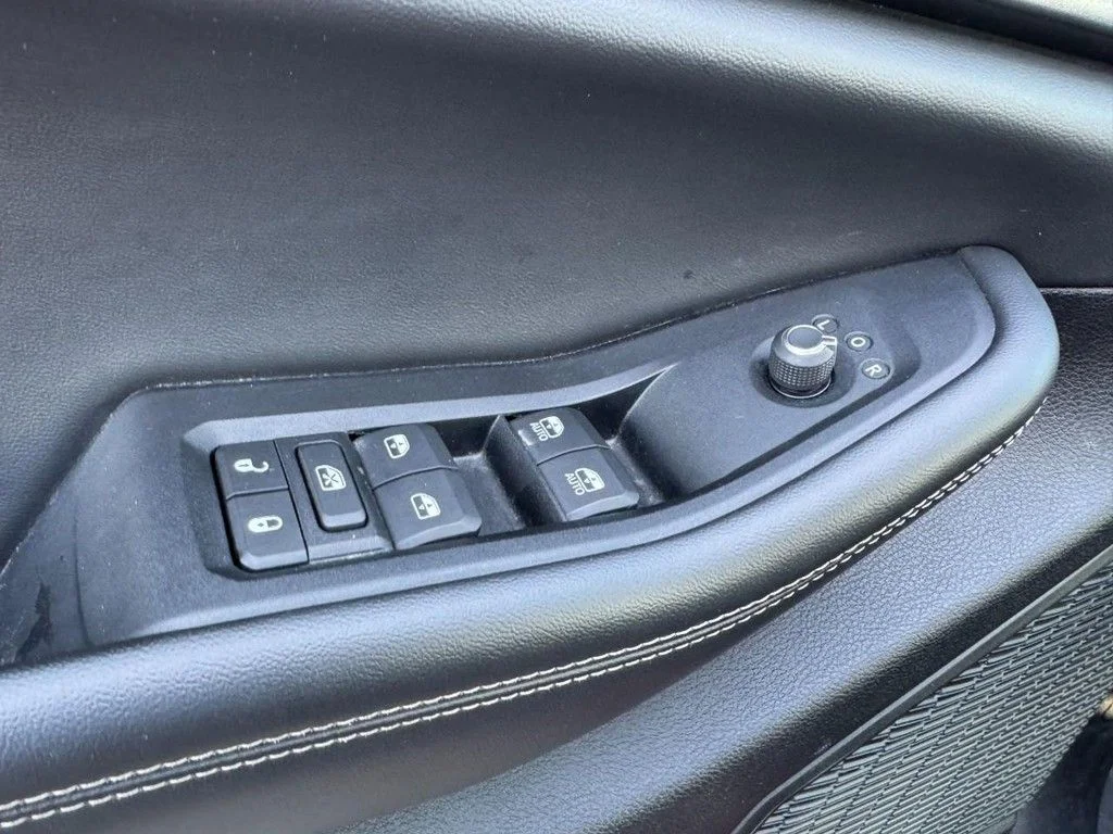 Used 2023 Red Jeep Altitude image 16