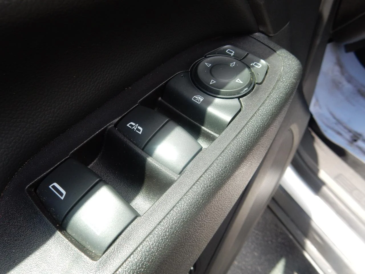 Used 2018 White Chevrolet FWD 4DR LT W/1LT image 27
