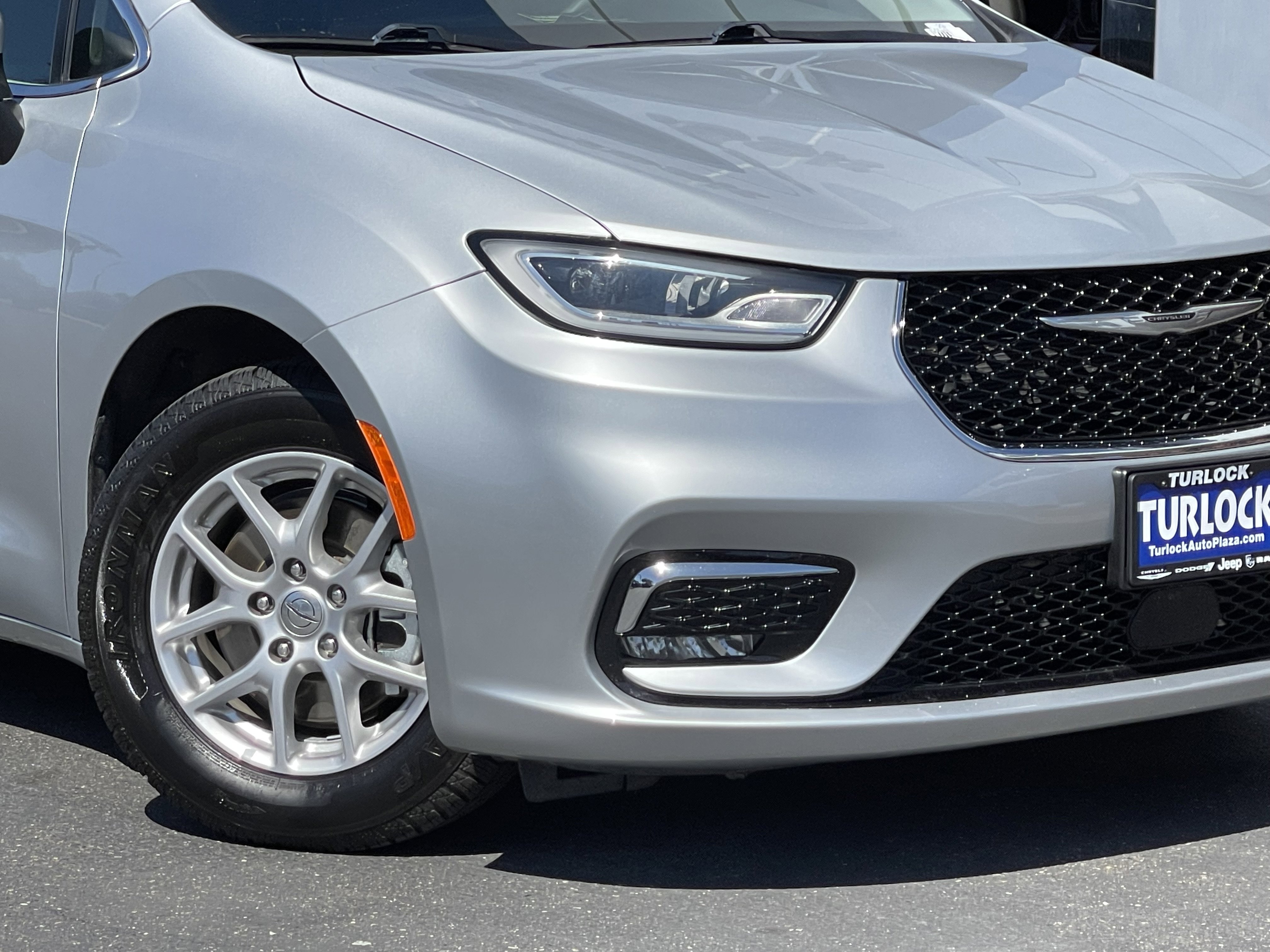 Used 2023 Silver Chrysler Touring L image 5