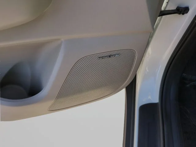 Used 2020 White Kia EX image 18