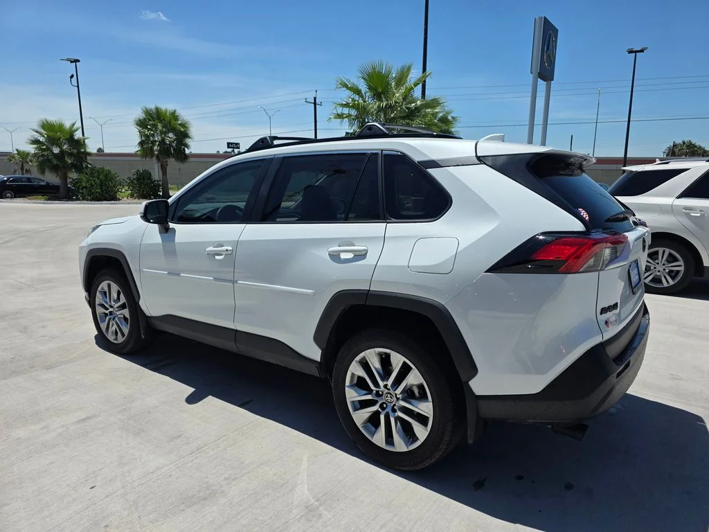 Used 2025 Beige Toyota XLE Premium image 4